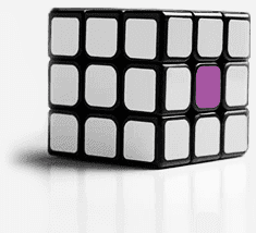 Beyaz ve mor renklerde rubik küp görseli. 